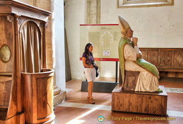 Seated statue of Pope Pio II in Pienza Duomo