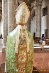 Pienza Duomo: The front and back of Pius II's robe has interesting images