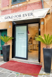 Gold For Ever, a gold jewelry shop on Calata Marconi