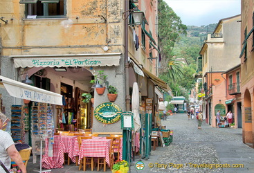 Shops and eateries in Positano