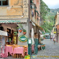 Shops and eateries in Positano