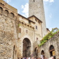Exiting Piazza della Cisterna through the Arco dei Becci e Cugnanesi