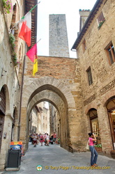Arco della Cancelleria as seen from Via San Matteo