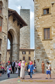 The passage between Piazza della Cisterna and Piazza Duomo