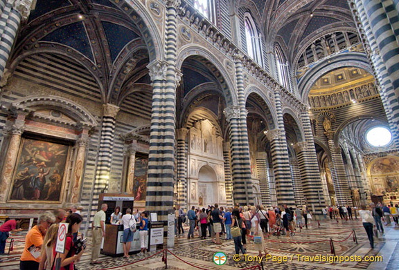 West wall with entrance to the Piccolomini Library