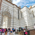 Walking to the Siena Cattedrale