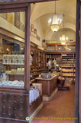 Antica Drogheria Manganelli, the upmarket food shop in Via di Città