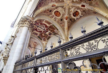 Decorative vault of the Loggia della Mercanzia