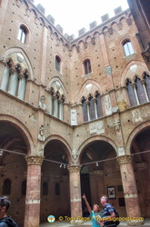 Cortile del Podestà - Courtyard of the Palazzo Pubblico