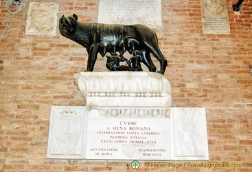 Lupa che allatta i gemelli - a statue by Giovanni Turino in the Cortile del Podestà