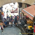 An alleyway from the upper town to Piazza del Campo