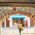 A red brick heart inside the arch of the Sotoportego dei Preti