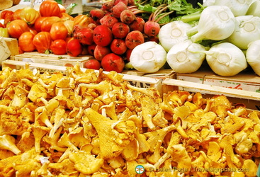 Chanterelle mushrooms and other vegetables