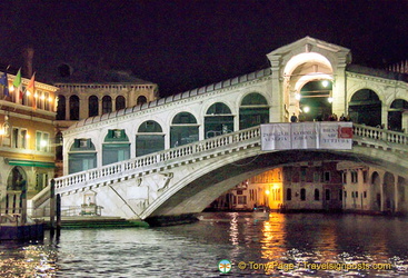 Rialto bridge by night