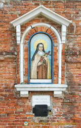 An altar dedicated to the poor of S. Vincenzo de Paoli