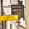 Direction to the Ferrovia or Santa Lucia railway station