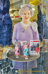 Queen Elizabeth in Santa Croce doing her royal wave