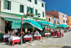 Me, checking out the busy Trattoria Da Roma