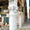 Tourists take a break with an old rat on Fondamenta del Tragheto