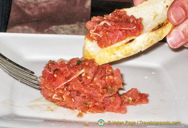 Tuna tartare is a specialty of Osteria Mocenigo