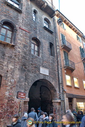 Archway to Casa di Giulietta