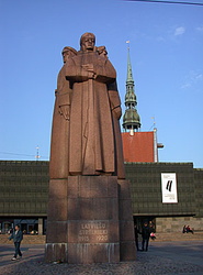 Heroic memorial in front of the Occupation Museum on Strelniekulaukums