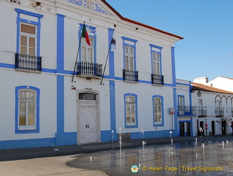 Arraiolos Town Hall with a dancing fountain in front of it