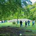 Entering Balnuaran of Clava (3322 návštev) From the car park, the North-east cairn is the first burial cairn we come across.
[Balnuaran of Cla... Entering Balnuaran of Clava