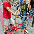 With help from this friendly local, I get my bike from the Bicing stand