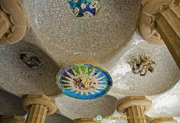 Ceiling tiles and mosaics of the Sala Hipostila