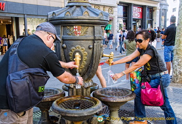 Getting drinking water from the Font de Canaletes