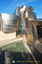 Guggenheim Bilbao: 60 tons of titanium were used for the building