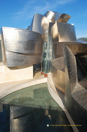 Guggenheim Bilbao: 60 tons of titanium were used for the building