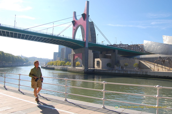 Bilbao Guggenheim: Tony trying to find more angles to shoot