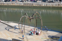 A group stopping under Maman the spider