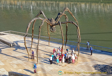 A group stopping under Maman the spider