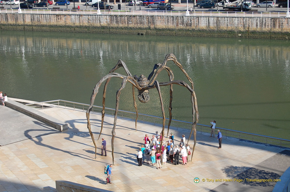 A group stopping under Maman the spider