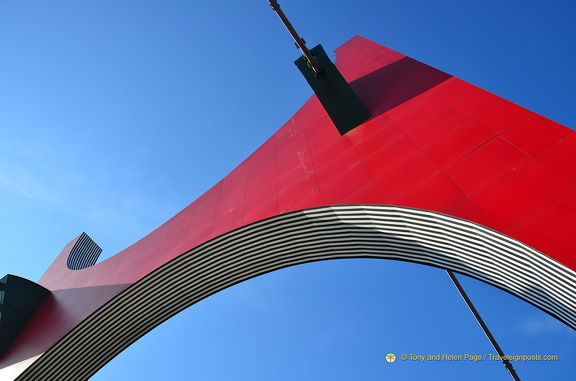 Red-Arches-Guggenheim-Bilbao AJP2939 250201021847