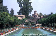 Water terraces and fountains belonging to the palace-fortress of the Catholic Monarchs, built in the 14th century.
[Cordoba - S