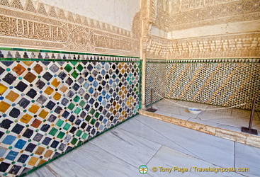Patio de los Arrayanes: Details of the tiles and wall decoration