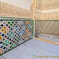 Patio de los Arrayanes: Details of the tiles and wall decoration