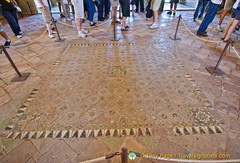 Salon de Embajadores: Barricaded area where many original peices of golden tiles still exist