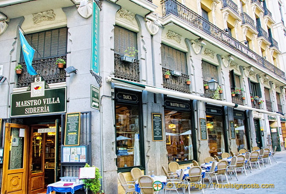 Maestro Villa Sidreria, one of the many restaurants on Calle Cava de San Miguel