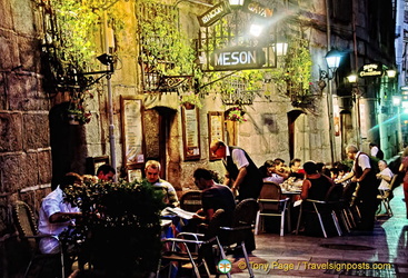 Alfresco dining at the Mesón Rincón