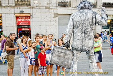 A busker entertains the crowds in the Puerta del Sol