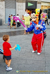 Mickey entertains kids on the Puerta del Sol