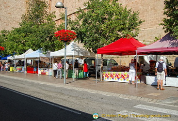 Market stalls that line the road to the Montserrat Monastery