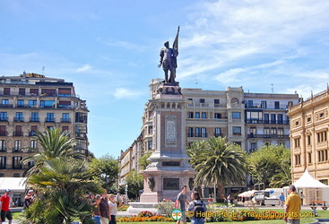 Statue of Antonio de Oquendo in Plaza de Oquendo