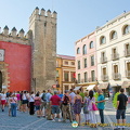 Puerto del Léon on Plaza Triunfo - Crowds queueing to enter the Alcázar