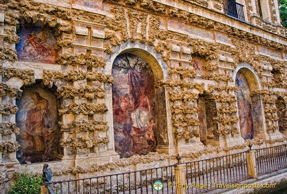 Rustic style triumphal arches whose niches are filled with mythological paintings